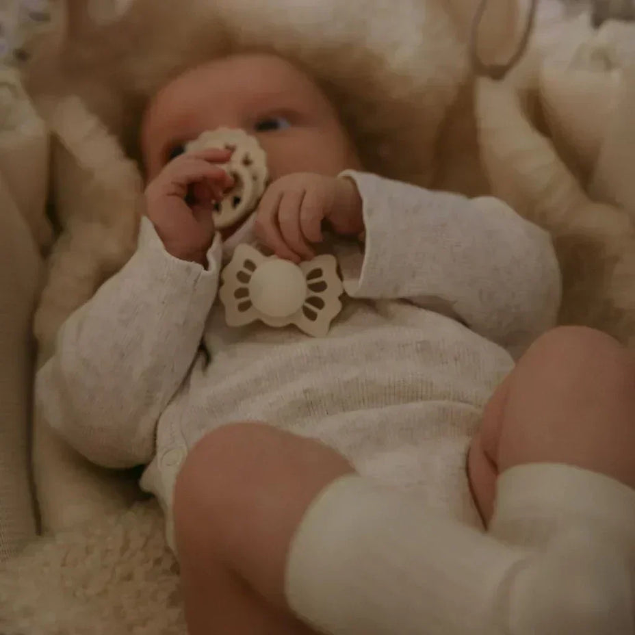 Welk Speentje Kies Ik voor Mijn Baby? Ontdek de Beste Fopspenen van BIBS, Elodie & Frigg