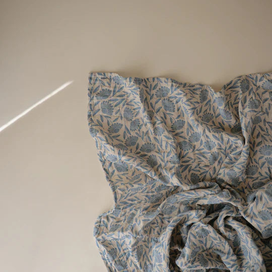 Mushie Hydrofiel Doek 120x120cm | Blue Flowers Mushie Hydrofiel Doek 120x120cm | Blue Flowers