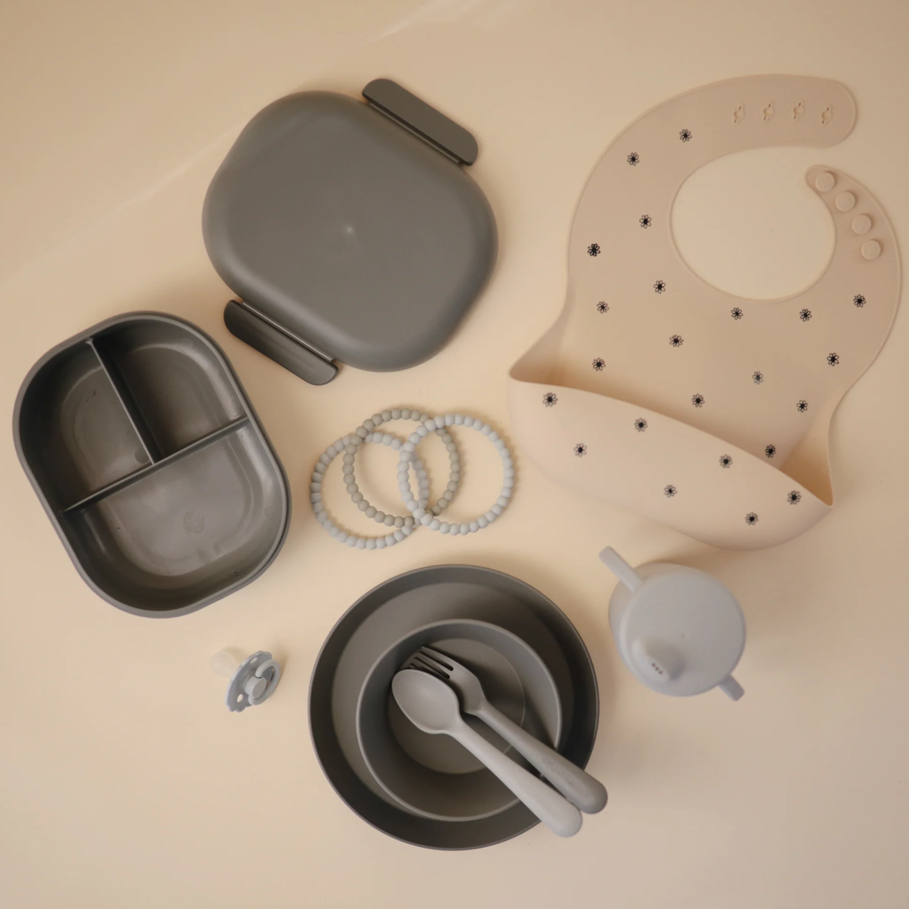Mushie Lunchbox Met Vakjes & Bestek | Smoke Mushie Lunchbox Met Vakjes & Bestek | Smoke