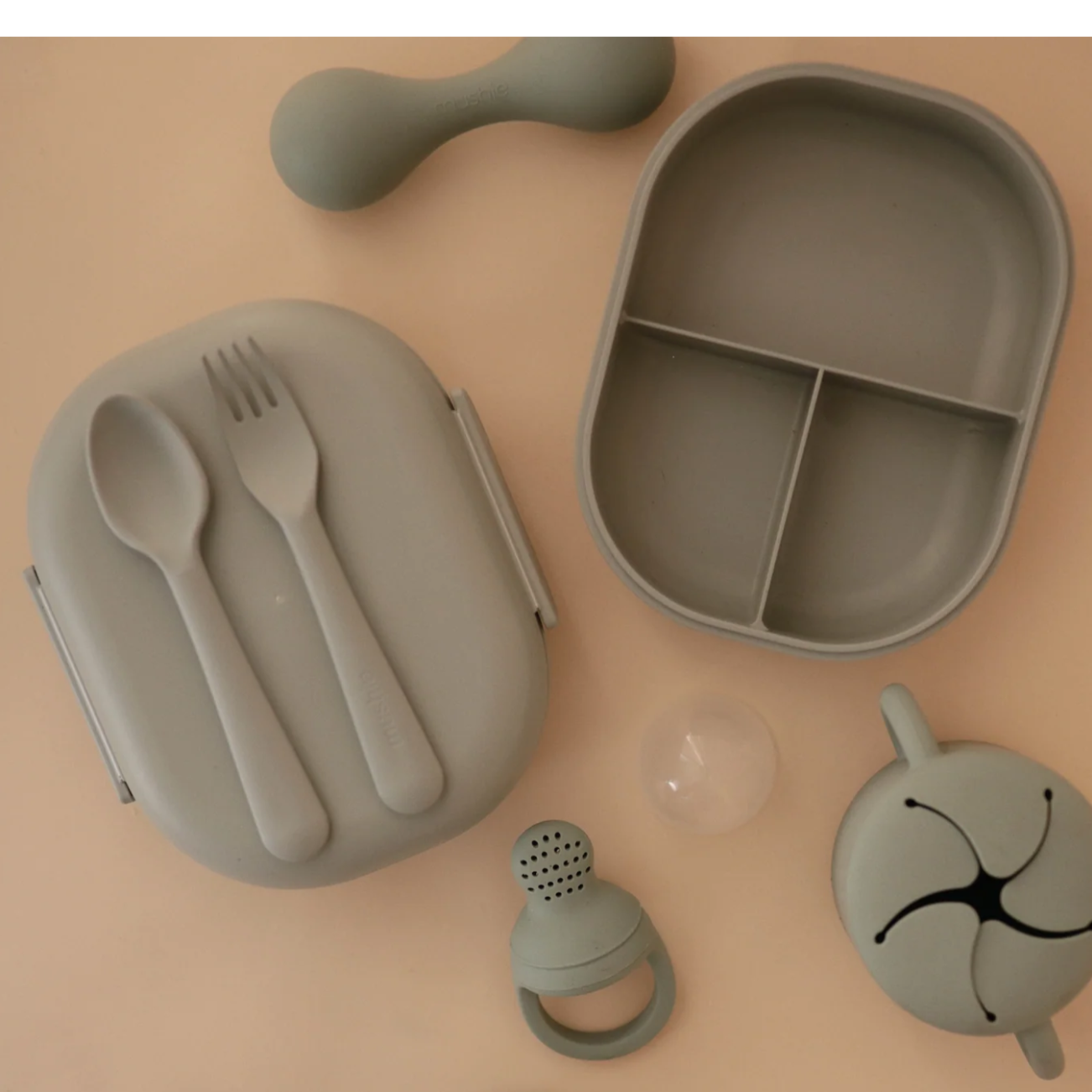 Mushie Lunchbox Met Vakjes & Bestek | Sage Mushie Lunchbox Met Vakjes & Bestek | Sage