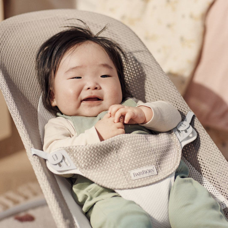 Babybjörn wipstoeltje relax Bliss - Grey Beige/White Mesh Babybjörn wipstoeltje relax Bliss - Grey Beige/White Mesh