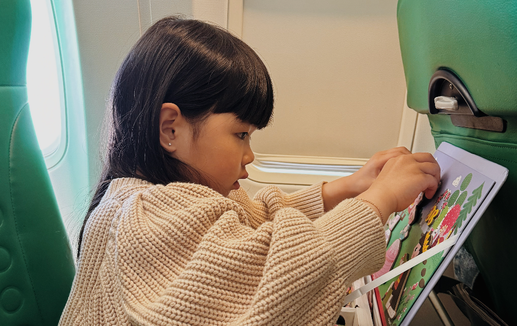 Speelgoed in het vliegtuig: wat meenemen voor elke leeftijd?