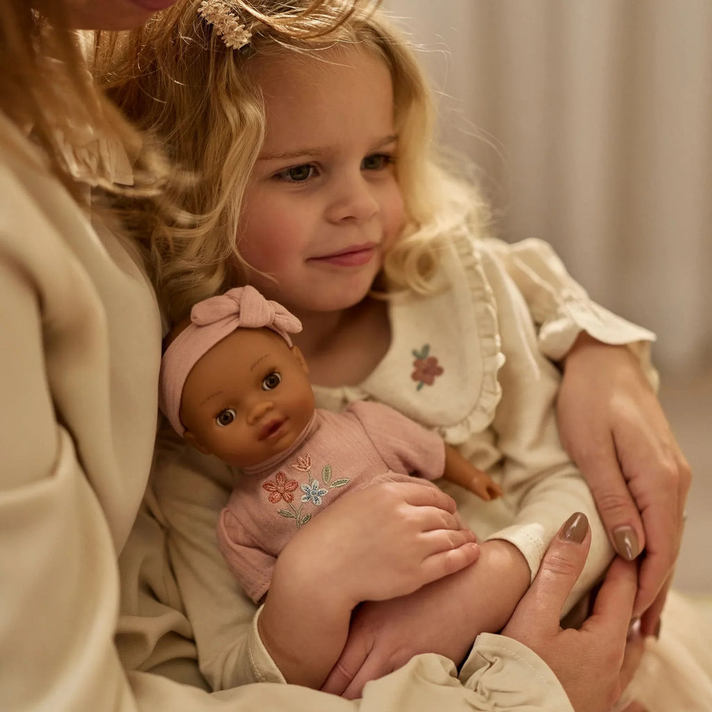 Zacht knuffelbaar lijfje van de Little Dutch babypop Yara met uittrekbare kleertjes, De Gele Flamingo