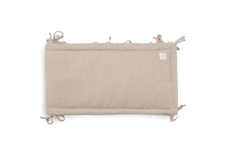 Jollein boxbumper Sprinkle Knit Sand opgerold, zicht op beide stoffen