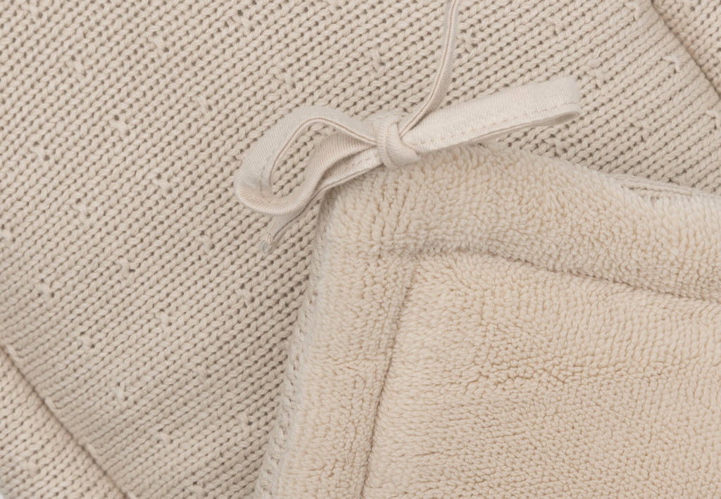 Jollein boxbumper Sprinkle Knit Sand, detailfoto van de zachte fluffy achterkant