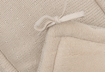 Jollein boxbumper Sprinkle Knit Sand, detailfoto van de zachte fluffy achterkant