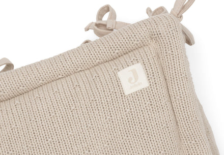 Jollein boxbumper Sprinkle Knit Sand, close-up van de lintjes en de afwerking