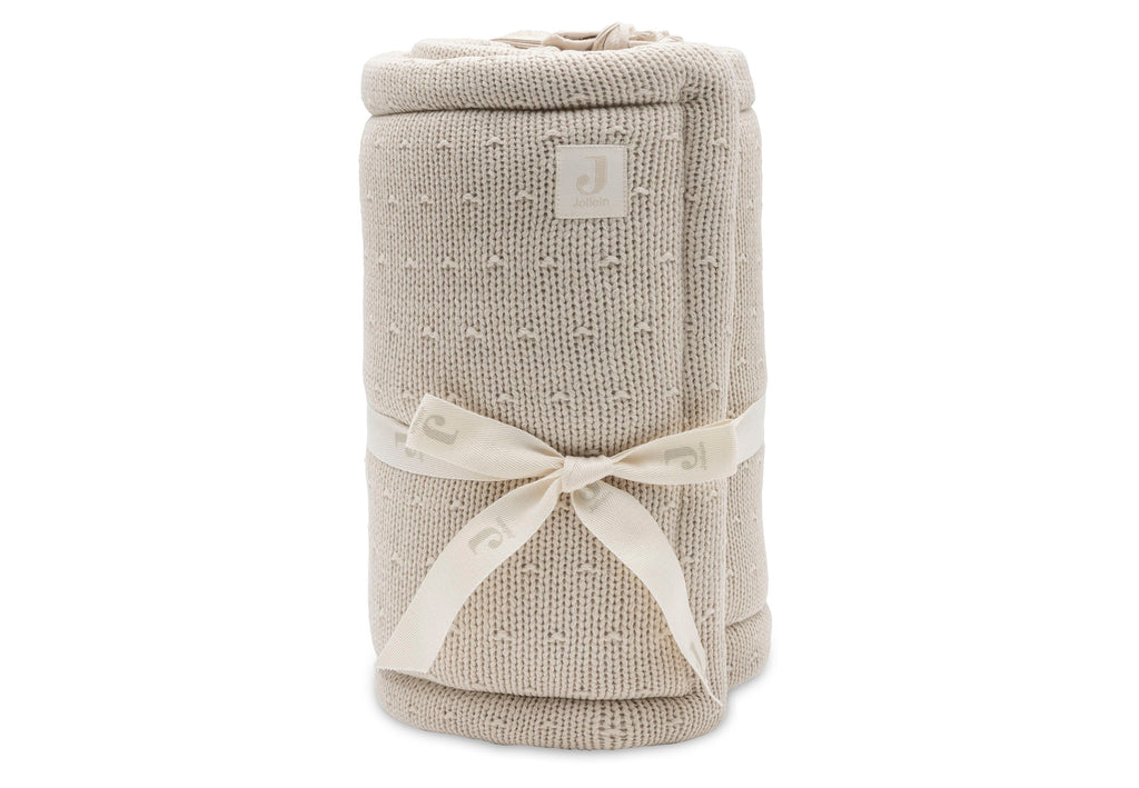 Jollein boxbumper Sprinkle Knit Sand, detailfoto van het gebreide stippenpatroon