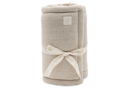 Jollein boxbumper Sprinkle Knit Sand, detailfoto van het gebreide stippenpatroon