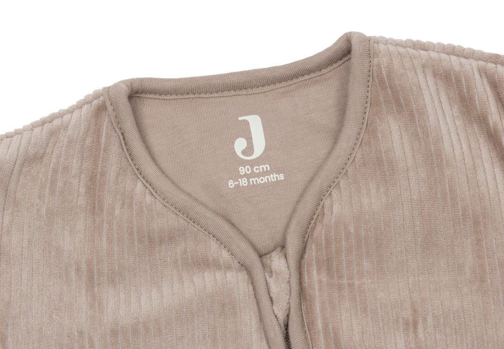 Jollein slaapzak Rib Milky Coffee 90 cm met veilige rits, verkrijgbaar bij De Gele Flamingo.