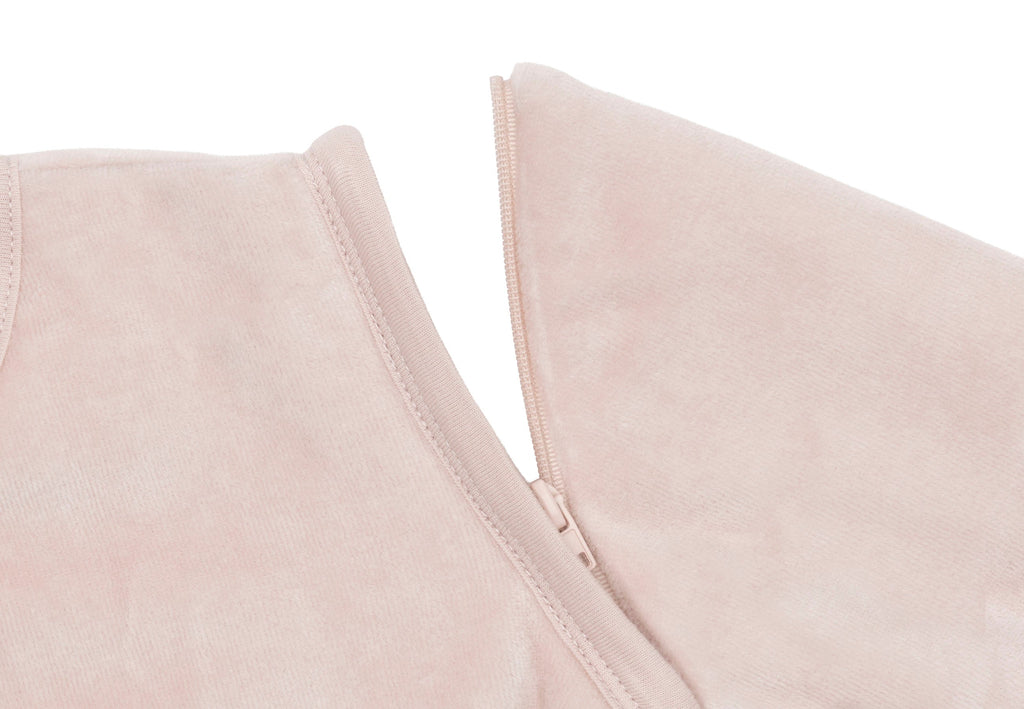 Detail van de afritsbare mouw van de Jollein Velvet slaapzak Silk Rose, bij De Gele Flamingo.