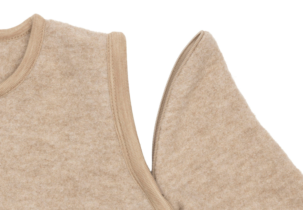 Detail van de rits van de Jollein merino slaapzak Natural 90 cm, TOG 2,0 tot 2,5, De Gele Flamingo.
