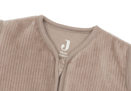 Jollein babyslaapzak Milky Coffee 110 cm van dichtbij, buitenkant van ribstof met katoenen voering, De Gele Flamingo