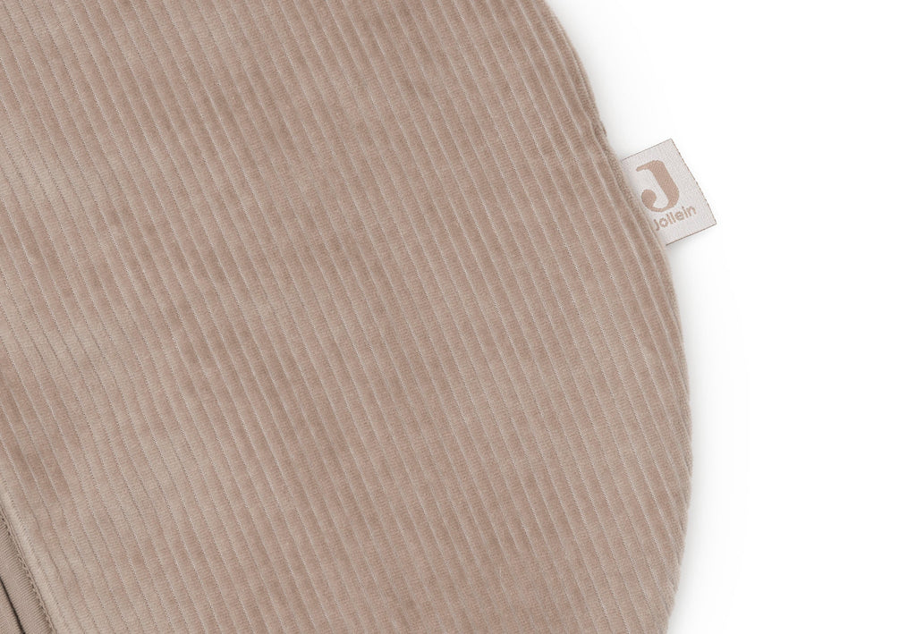 Jollein slaapzak Milky Coffee 110 cm in detail, ribstof met zachte katoenen voering, te koop bij De Gele Flamingo