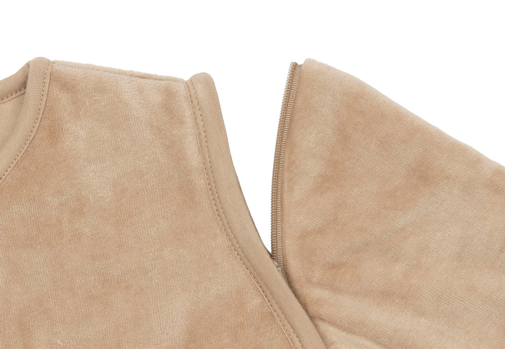 Detail van de afritsbare mouw van de Jollein slaapzak Hazel 110 cm, TOG 2,0 - 3,0, bij De Gele Flamingo
