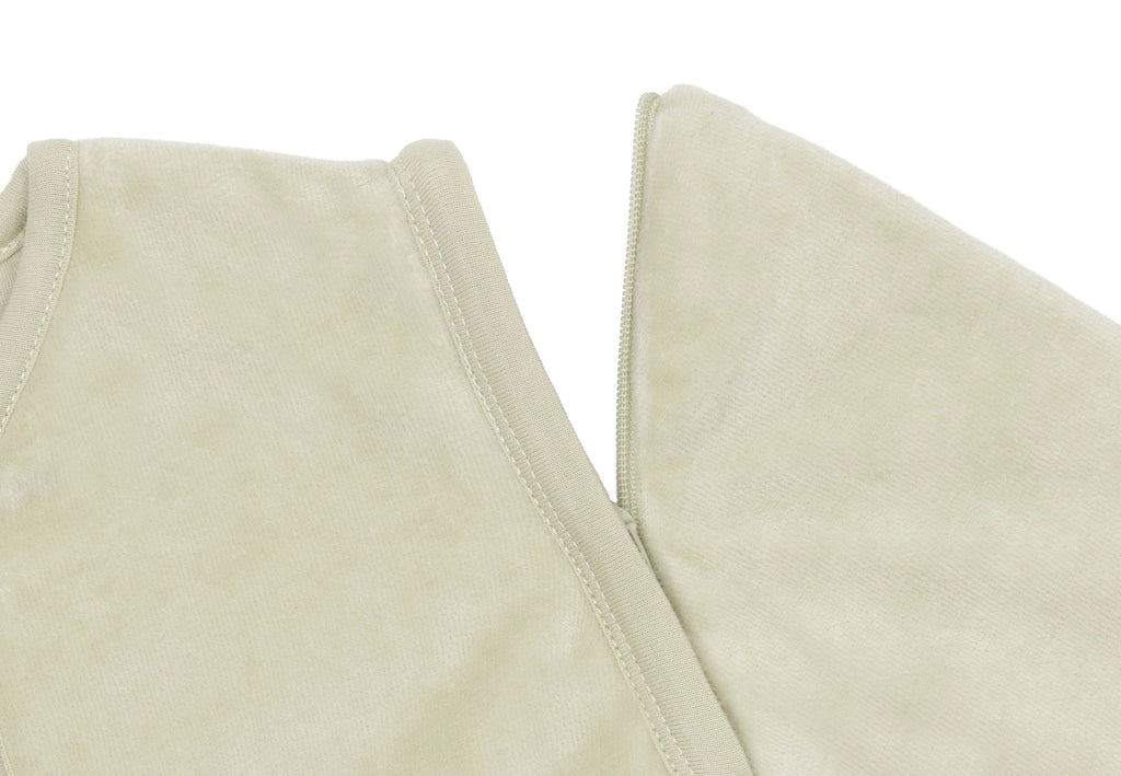 Close-up van de veilige rits van de Jollein Velvet slaapzak Soft Matcha 70 cm, babyslaapzak van De Gele Flamingo