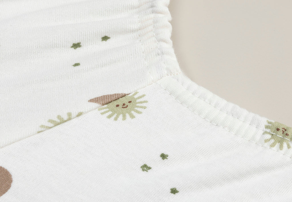 Detail van de maantjes en sterretjes print op Soft Matcha van Jollein