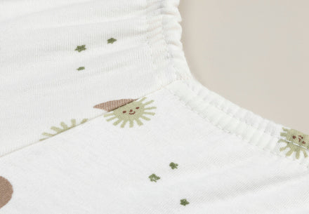 Detail van de maantjes en sterretjes print op Soft Matcha van Jollein