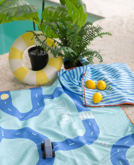 Quut Play Towel Strandhanddoek Large | On The Road