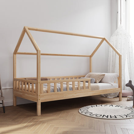 De Gele Flamingo bedhuisje op pootjes, houten kinderbed in huisvorm