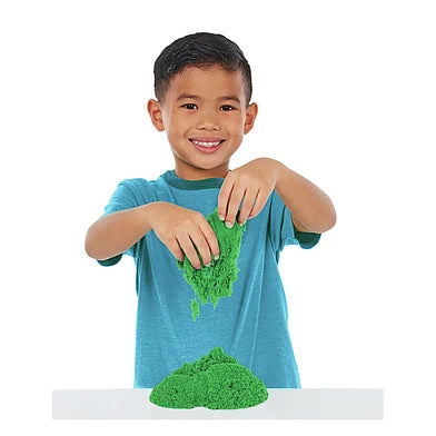 Kinetic Sand vormpjes en schepje om groen speelzand te kneden en scheppen bij De Gele Flamingo