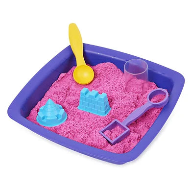 Roze glinsterend Kinetic Sand met 3 vormpjes om zandkastelen te bouwen, van De Gele Flamingo
