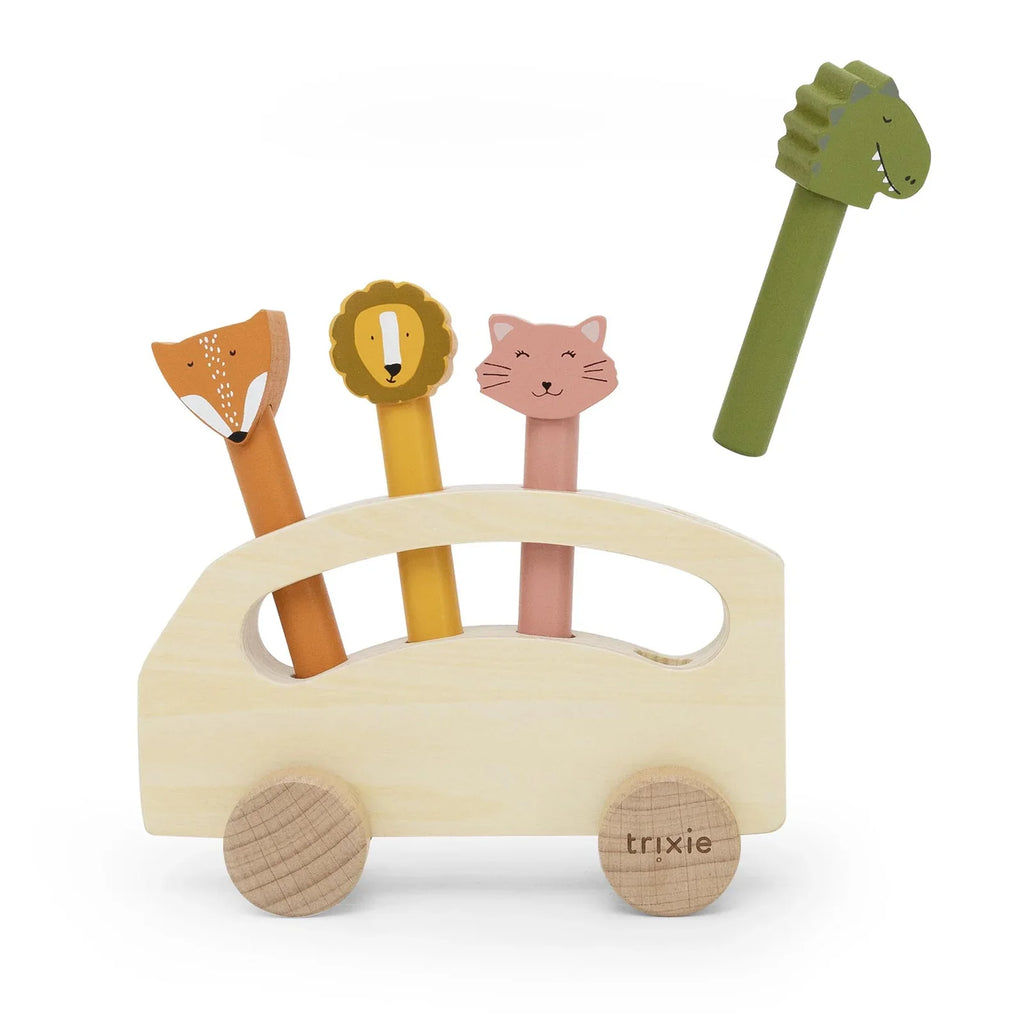 Trixie Houten Pop-up Bus met dierenvriendjes die omhoog springen, verkrijgbaar bij De Gele Flamingo.