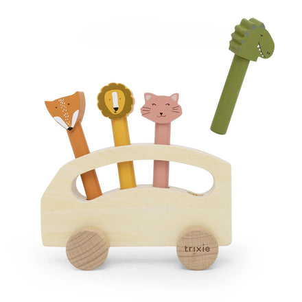 Trixie Houten Pop-up Bus met dierenvriendjes die omhoog springen, verkrijgbaar bij De Gele Flamingo.