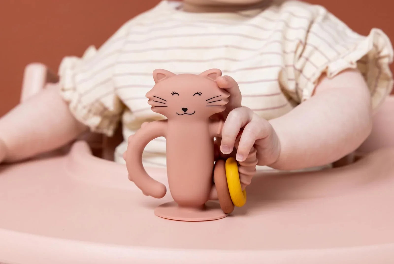 Trixie Sensorisch Siliconen Babyspeelgoed Mrs. Cat met handige zuignap voor een glad oppervlak, bij De Gele Flamingo.