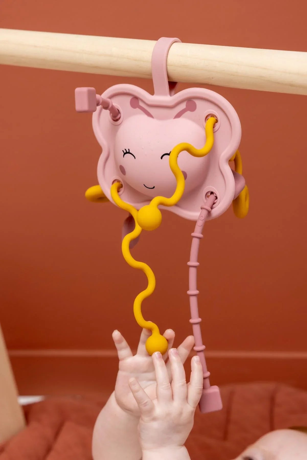 Trixie Sensorisch Trekspeeltje Mrs. Butterfly met siliconen koorden om aan te trekken, verkrijgbaar bij De Gele Flamingo.