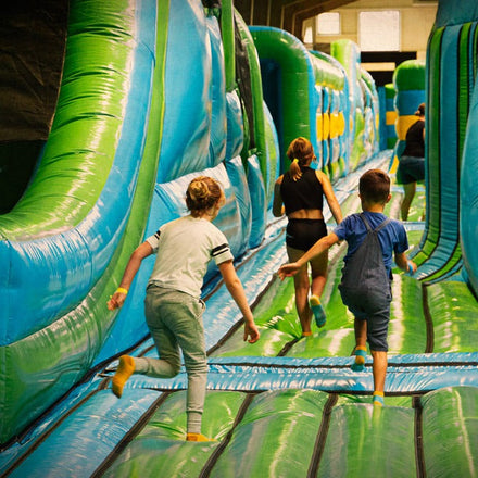 TICKET 🥳 Exclusief kinderfeest De Gele Flamingo @Airworld 2025