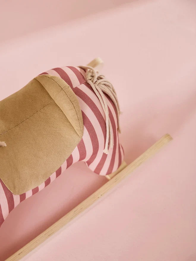Kind hobbelt op het Kid's Concept houten hobbelpaard Mila