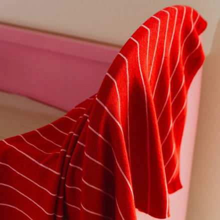 Hvid Harry Red Cotton Candy dekentje van ca. 70 x 95 cm, temperatuurregulerend merinowol, De Gele Flamingo