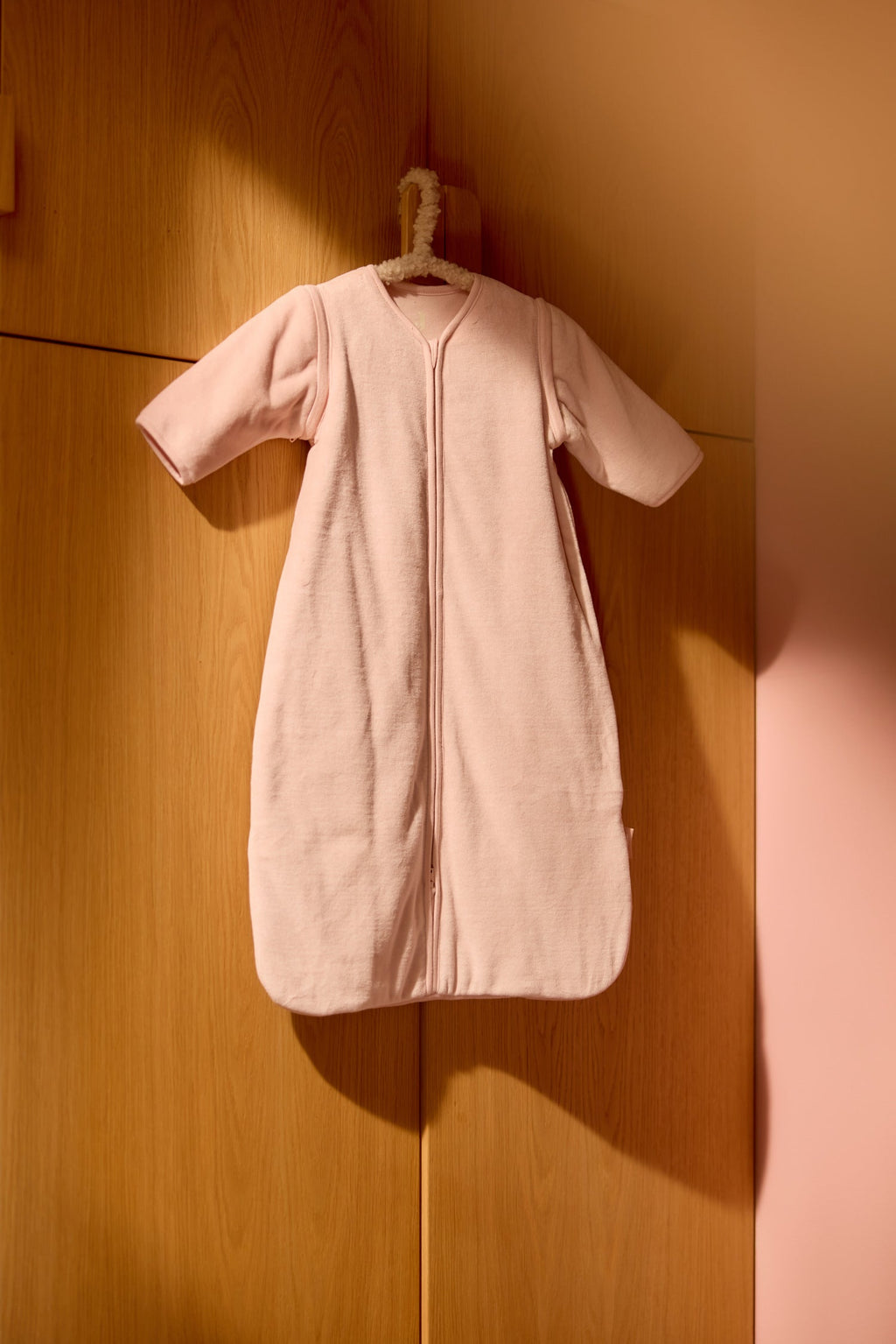 Sfeerfoto van de Jollein Velvet slaapzak Silk Rose naast andere kleuren uit de collectie, De Gele Flamingo