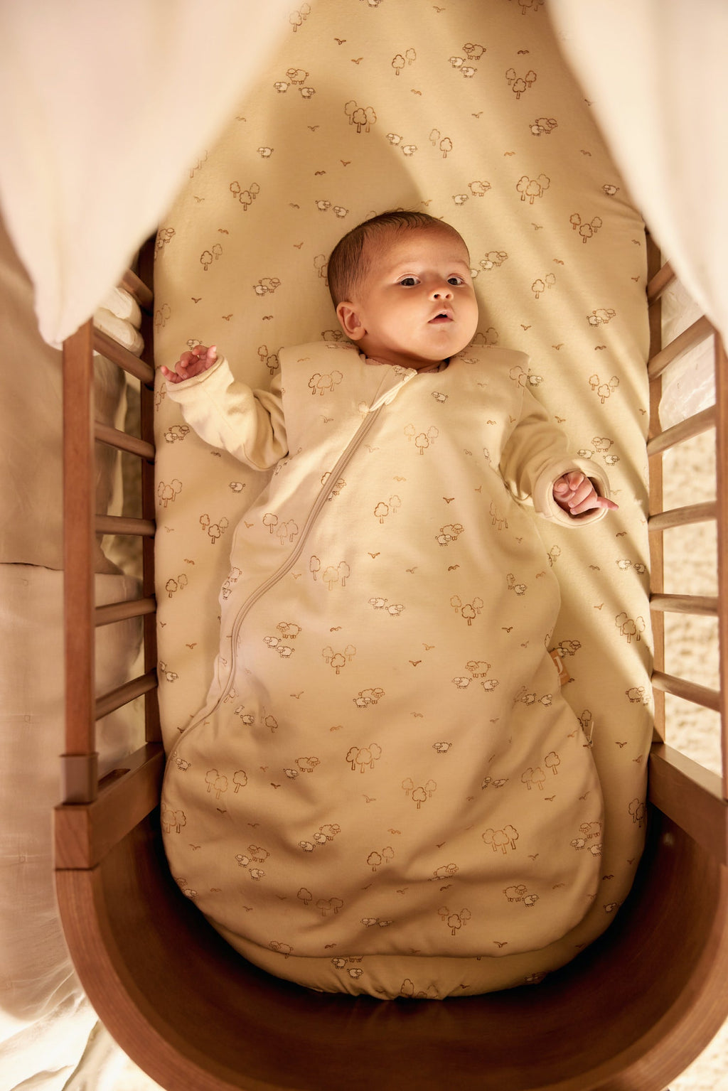 Sfeerbeeld van de Jollein Slaapzak Newborn 4-Seizoenen Woolly, katoenen babyslaapzak van De Gele Flamingo.