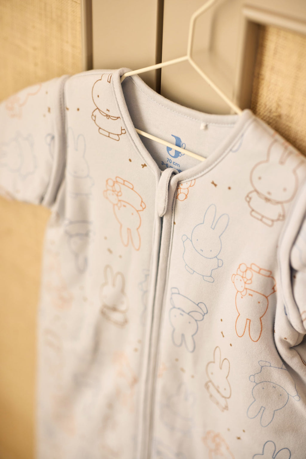 Sfeerfoto van Jollein Miffy Moments slaapzakken, waaronder Cloud Blue, in de babykamer van De Gele Flamingo