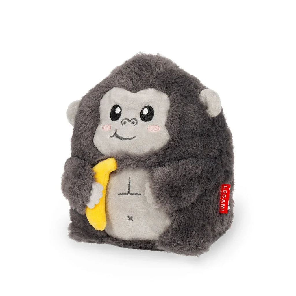 Kleine zachte gorilla knuffel van Legami die zelfstandig rechtop staat, met identiteitskaartje