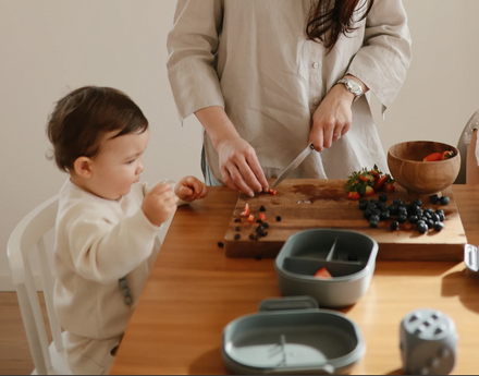 Mushie Lunchbox Met Vakjes & Bestek | Smoke