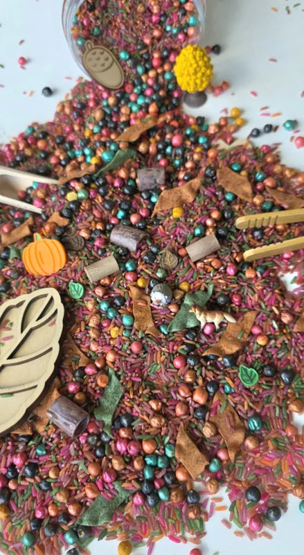SensoryFun Speelrijst Mix Into the woods met houten vulvormpje en pincet, van De Gele Flamingo