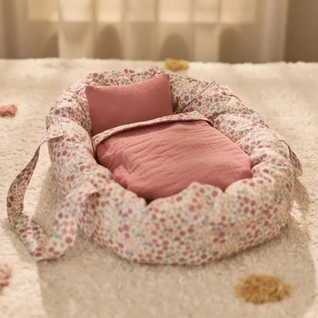 Zachte poppenreiswieg van Little Dutch met herkenbare print, geschikt vanaf 3 jaar, De Gele Flamingo