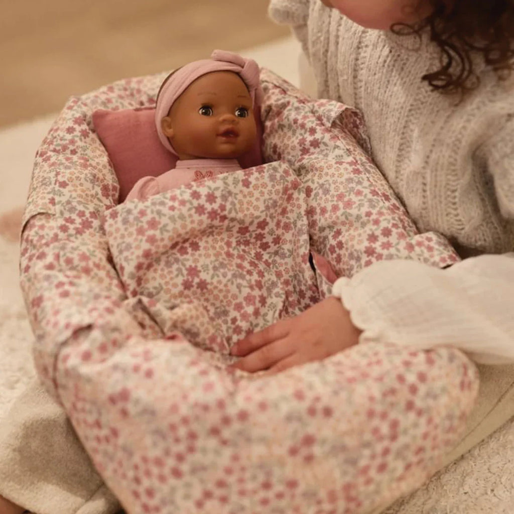 Draagmand voor poppen van Little Dutch, lichtgewicht en makkelijk te dragen door kinderhandjes, De Gele Flamingo