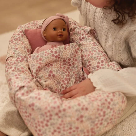 Draagmand voor poppen van Little Dutch, lichtgewicht en makkelijk te dragen door kinderhandjes, De Gele Flamingo