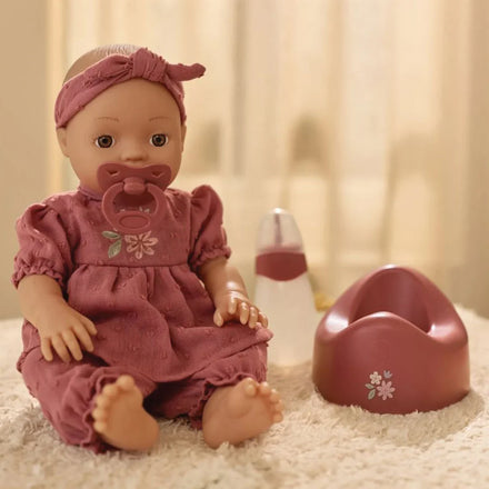Little Dutch babypop Livia met eigen roze potje voor verzorgend rollenspel, bij De Gele Flamingo