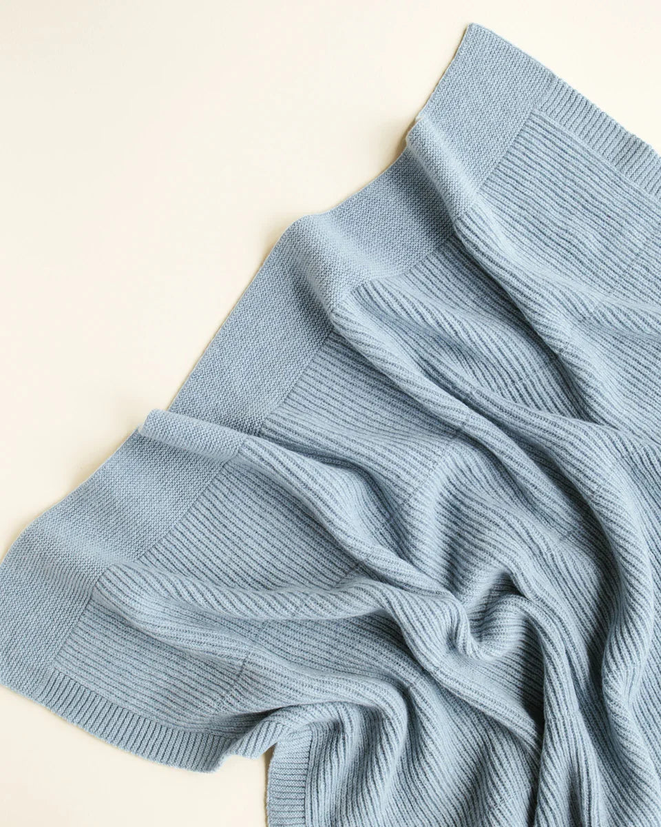 Hvid Ivy deken Light Blue van ca. 70 x 95 cm, temperatuurregulerende merinowol in het aanbod van De Gele Flamingo