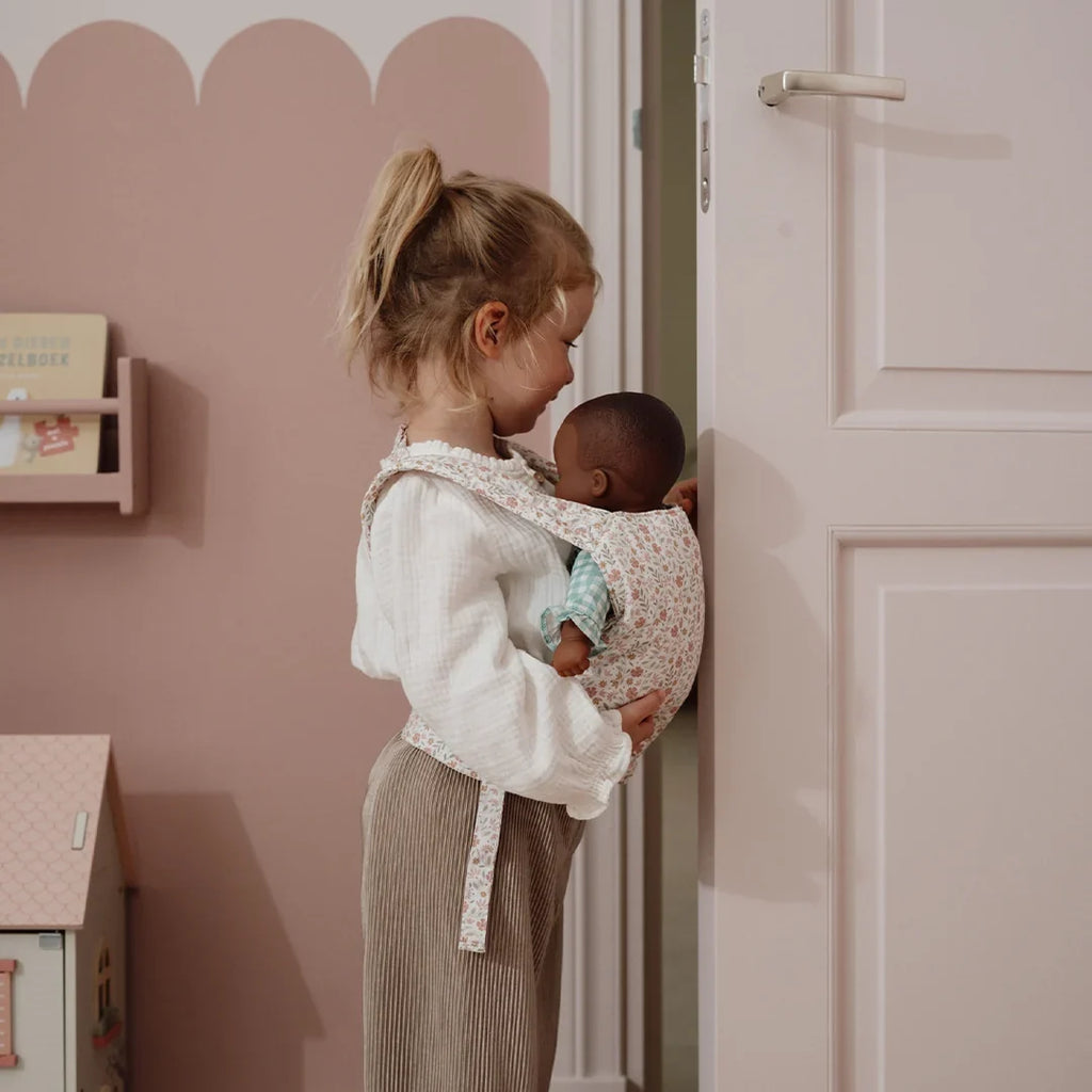 Zachte poppendraagzak van Little Dutch voor poppen en knuffels, vanaf 3 jaar, bij De Gele Flamingo
