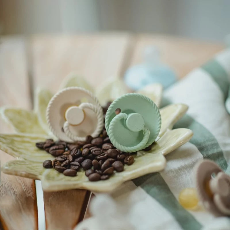 Deense FRIGG fopspeen Matcha Latte maat 2 met schildje van polypropyleen, latex speen van 30 mm bij De Gele Flamingo