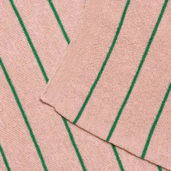 Gebreide structuur van de Hvid Harry deken Powder Grass, ademende merinowol uit België, De Gele Flamingo