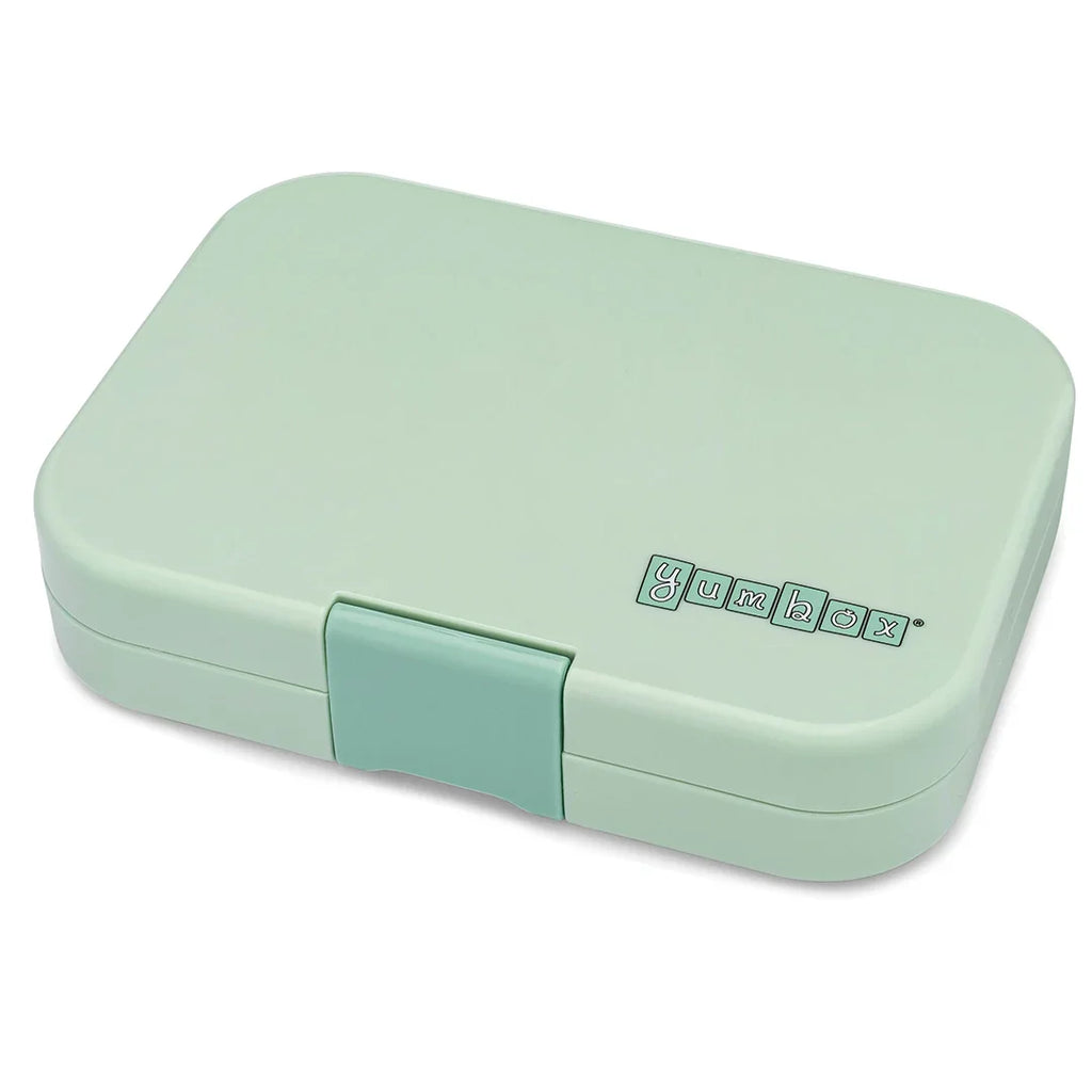 De Gele Flamingo toont de Yumbox Panino Sage Jungle met groot vak van 470 ml en twee vakjes van 118 ml