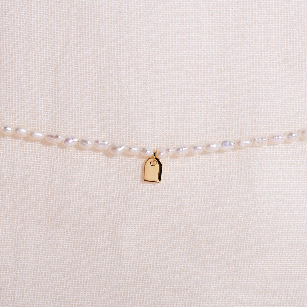 Galore Gepersonaliseerde Armband Pearl & Tag | Gold Petite