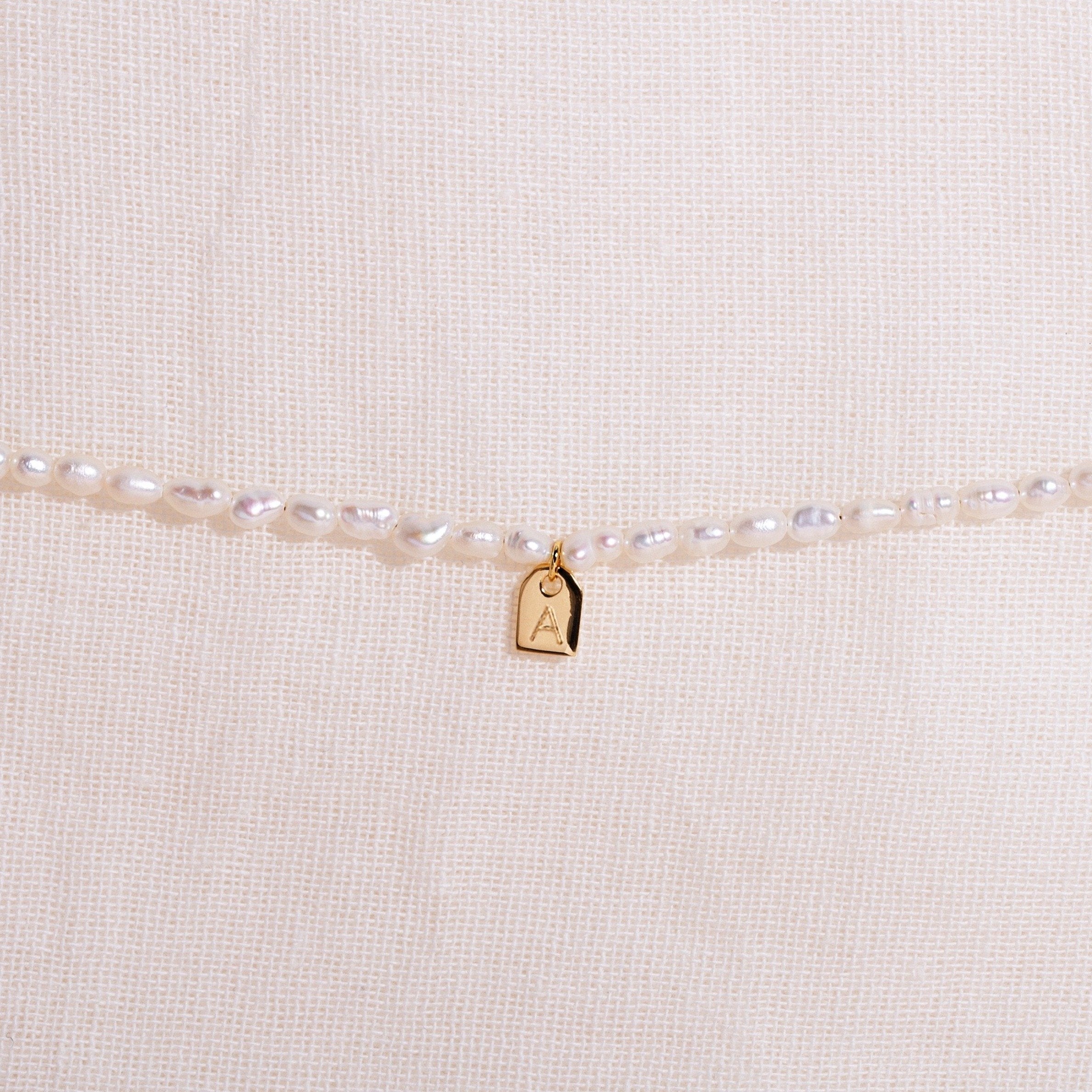 Galore Gepersonaliseerde Armband Pearl & Tag | Gold Petite